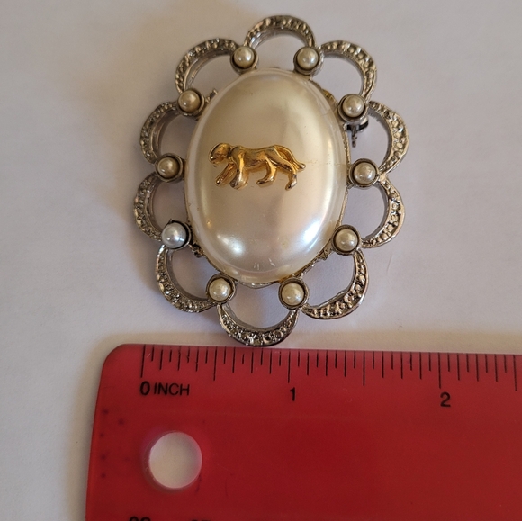 Vintage Large Faux‎ Pearl Rhinestone Gold Lion Silver Brooch - Picture 3 of 4